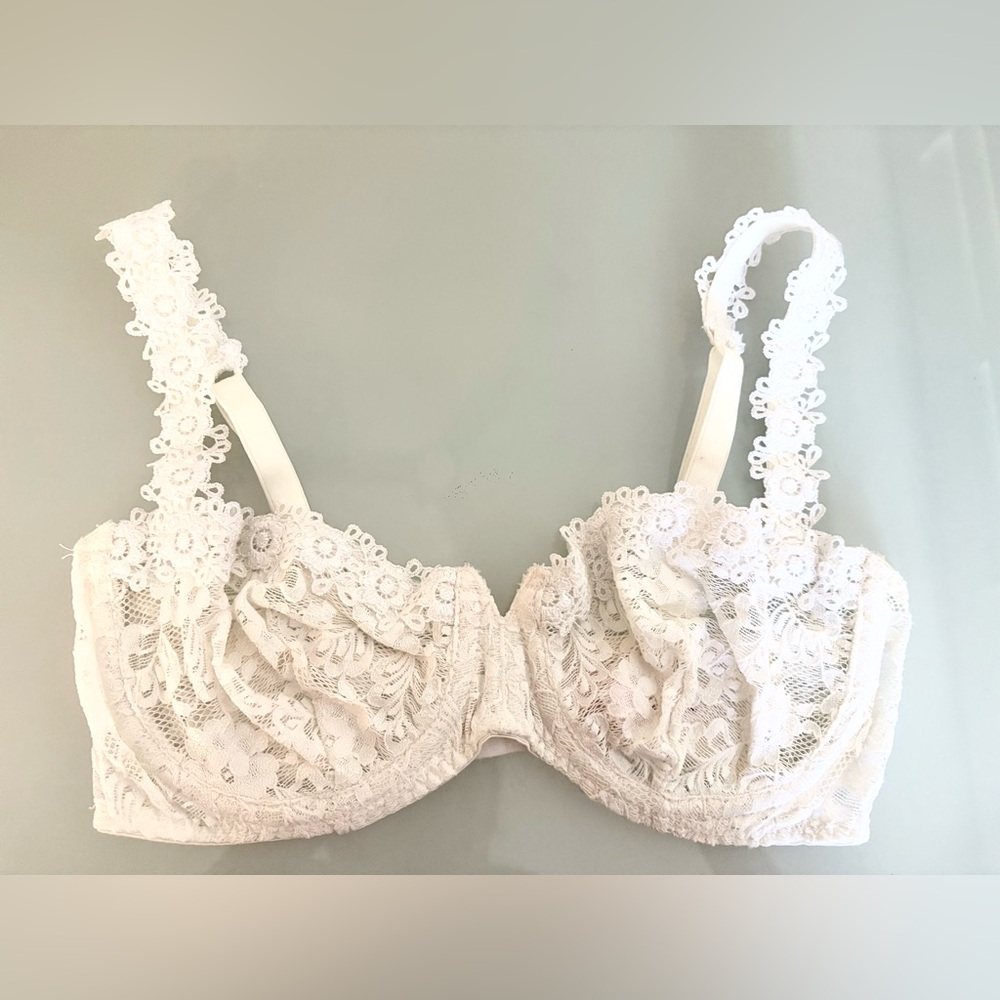 NWOT Victoria's Secret White Lace Underwire Bra